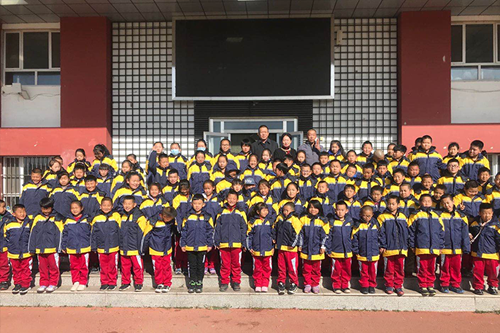 女企業家孫桂云向武川縣第五小學給全校學生捐贈近百套棉服